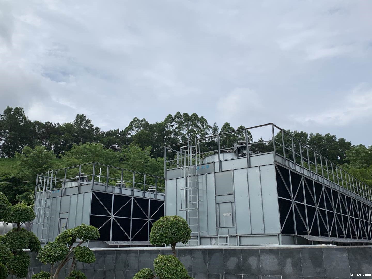 玻璃钢冷却塔在独占大片市场离不开其优势,圆形玻璃钢冷却塔