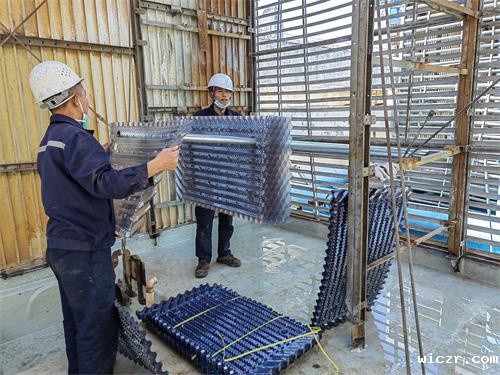 解决闭式冷却塔底盘漏水的措施有哪些？,闭式冷却塔工作原理示意图